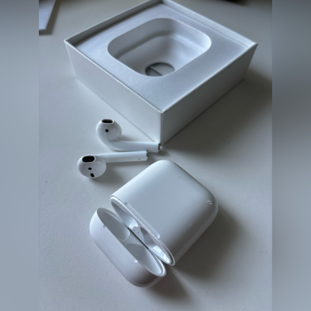 Excellent Condition Apple AirPods Wireless Earbuds with Charging Case